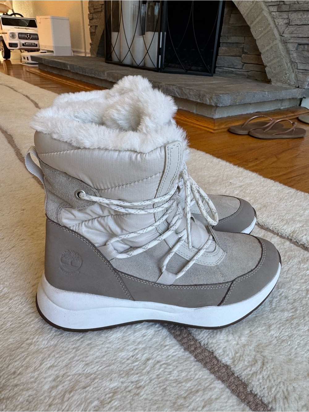 NWOT Timberland Women’s Winter Lace-Up Boots in Light Gray and White